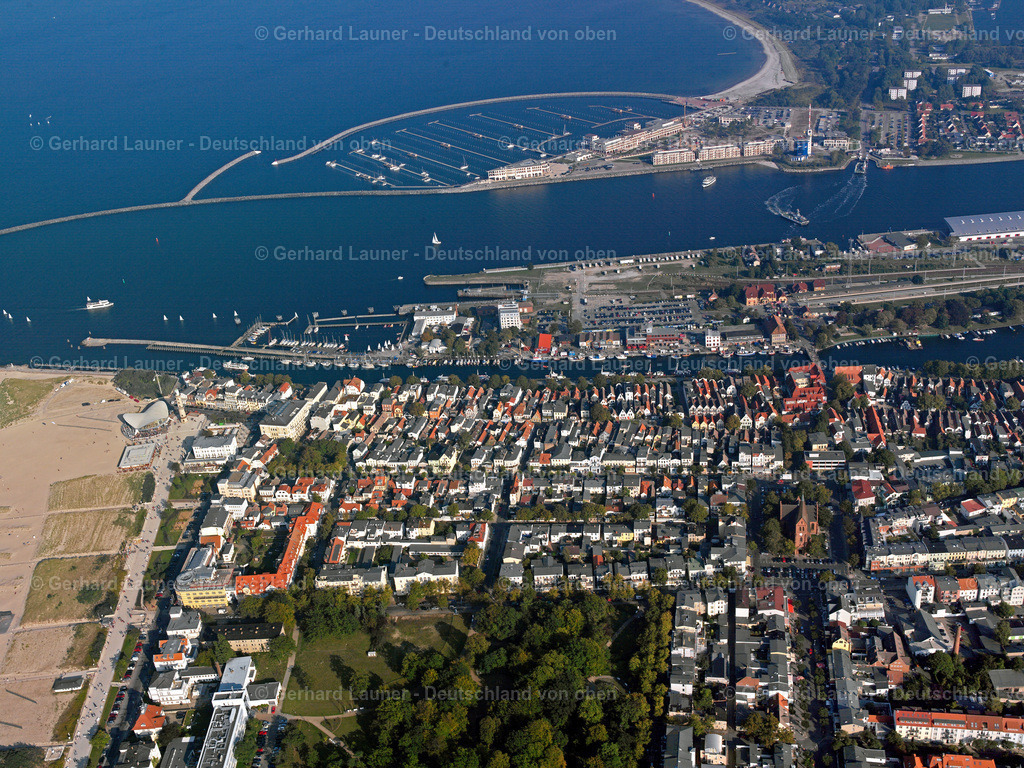 2581138 | Warnemünde 08.09.2021 Tourismus- Attraktion und Sehenswürdigkeit des Fischerei- Hafen am " Alter Strom " in Rostock im Bundesland Mecklenburg-Vorpommern, Deutschland. // Tourism attraction and sight of the fishing port at the "Alter Strom" in Rostock in the state of Mecklenburg-Vorpommern, Germany. Foto: Gerhard Launer