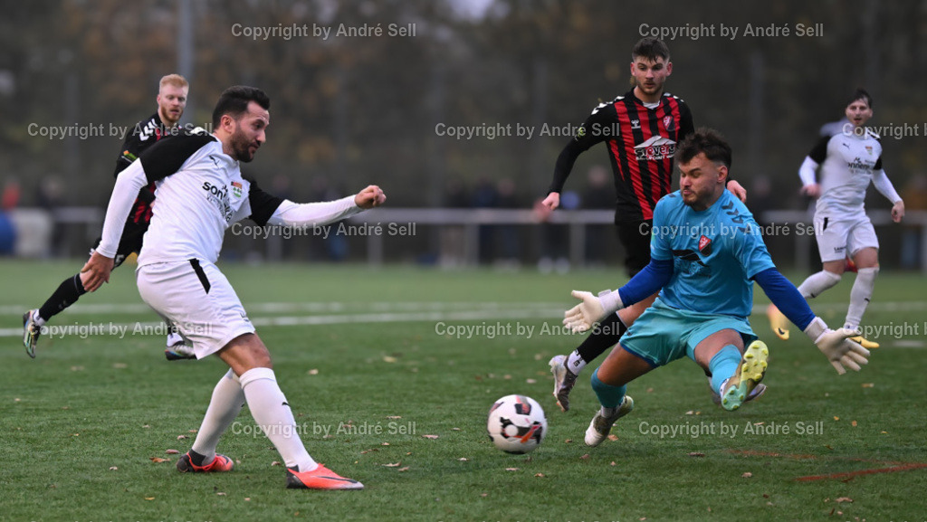 TSV Kronshagen vs TSV Kropp | Erdogan Cumur (TSVK #9 stand im Abseits) scheitert an Tobias Rangnick (Kropp #1) - Fußball-Landesliga Schleswig Männer 2024/2025 / TSV Kronshagen vs TSV Kropp / Suchsdorfer Weg 68, Sportzentrum Platz 4 / 24119 Kronshagen / 16.11.24 - Realisiert mit Pictrs.com