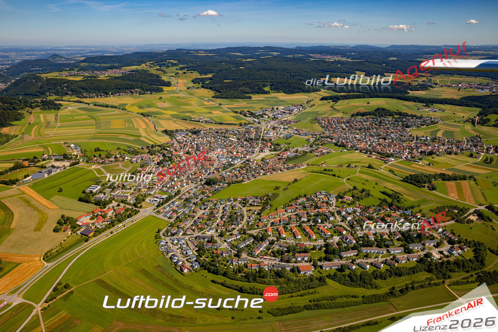 Das Luftbild zeigt :  Engstingen - Die Luftaufnahme wurde 2024 vom UL-Flugzeug aus erstellt ( keine Drohne ) - Hochauflösende Luftaufnahme - Für grossformatige Ausdrucke geeignet. Die Geschenkidee !Mit Lizenz und Bildrechte bestellbar