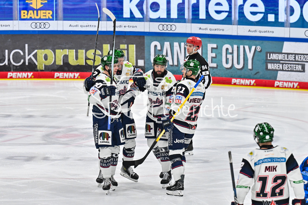 ERC Ingolstadt - Eisbären Berlin | INGOLSTADT, GERMANY - 18. DECEMBER: Jubel der Gäste nach dem Treffer zum 0-1 durch Markus VIKINGSTAD (Eisbären Berlin 37) / Tor / Torschuetze / Freude / Happy während dem Match zwischen dem ERC Ingolstadt und den Eisbären Berlin am 29. Spieltag der Penny DEL in der Saturn Arena