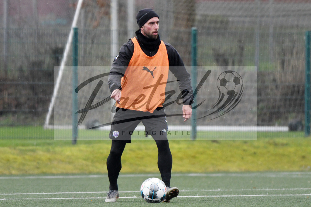 20200203_TRAOSN_0043 | Fußball, Herren: Manuel Farrona Pulido (VfL Osnabrueck) in Aktion, am Ball, Einzelaktion waehrend der Trainingseinheit des VfL Osnabrueck im Sportpark Illoshoehe am 03.02.2020 in Osnabrueck, Deutschland. - Realisiert mit Pictrs.com