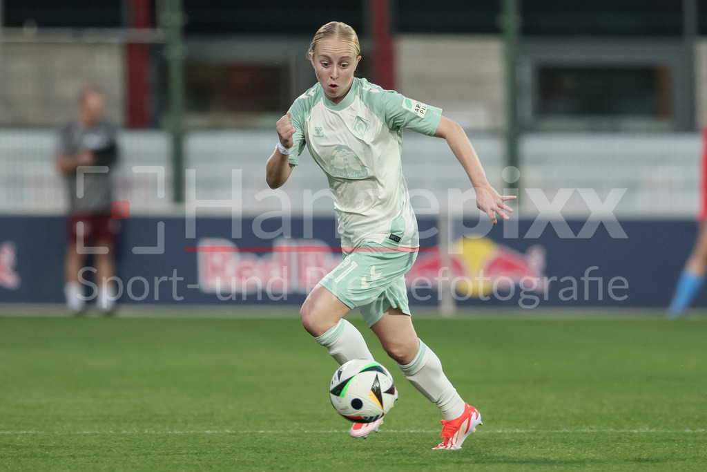 Fussball, Google Pixel Frauen-Bundesliga, RB Leipzig - SV Werder Bremen | v.li.: Caroline Siems (SV Werder Bremen, 21) am Ball, Freisteller, Einzelbild, Ganzkörper, Aktion, Action, Spielszene, DIE DFB-RICHTLINIEN UNTERSAGEN JEGLICHE NUTZUNG VON FOTOS ALS SEQUENZBILDER UND/ODER VIDEOÄHNLICHE FOTOSTRECKEN. DFB REGULATIONS PROHIBIT ANY USE OF PHOTOGRAPHS AS IMAGE SEQUENCES AND/OR QUASI-VIDEO.