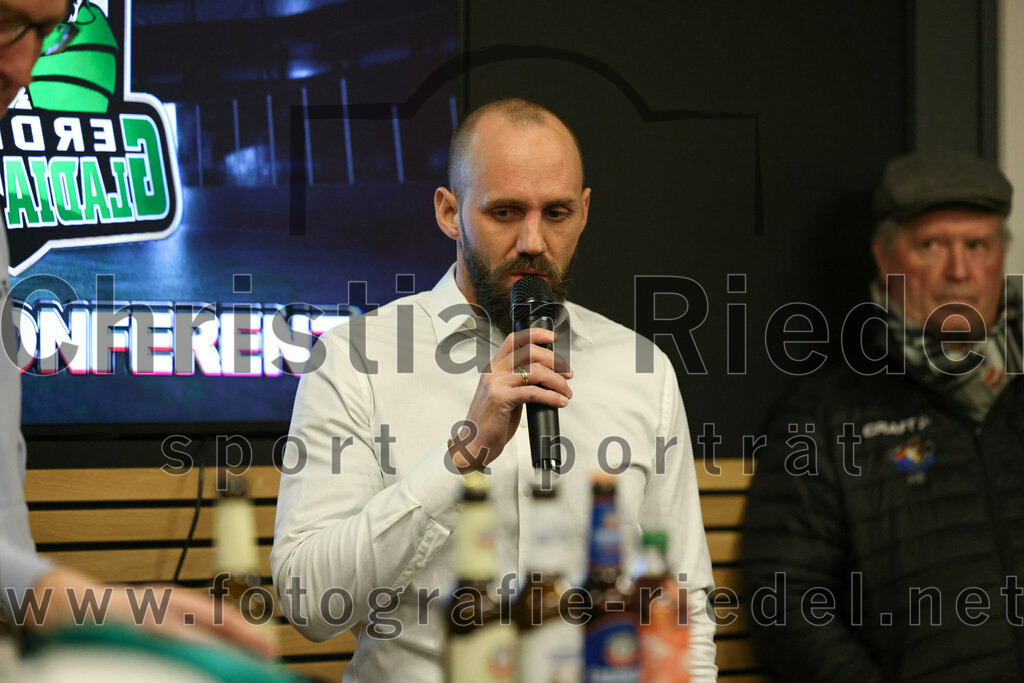 2023-01-22_183_Eishockey_TSV_Erding_gegen_ESC_Dorfen | Erding, Deutschland, 22.01.2023:
Eishockey, Bayernliga 2022 / 2023, 29. Spieltag, TSV Erding gegen ESC Dorfen, Endergebnis: 6:2

Teamchef Felix Schütz (Erding Gladiators)

Foto: Christian Riedel / fotografie-riedel.net