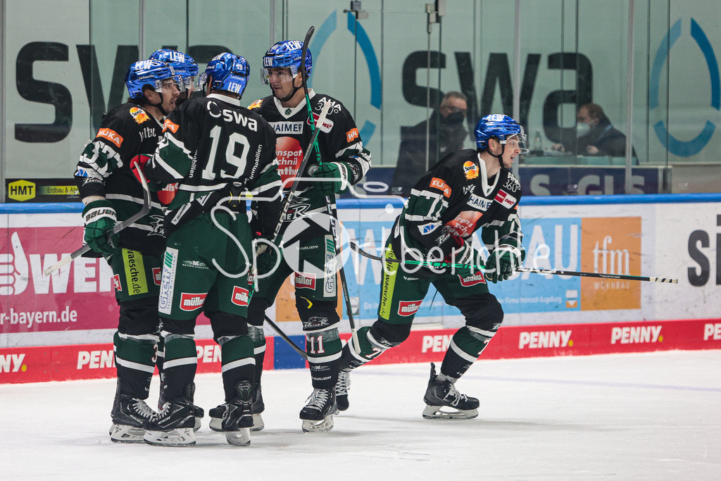 Augsburger Panther - Duesseldorfer EG | Jubel der Panther nach dem Treffer zum 2-3 druch Marcel BARINKA (AEV #71)