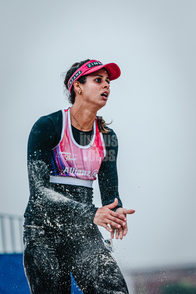 Beachvolleyball | Frauen | German Beach Tour 2024 | Tourstop Bremen | 08.06.2024 | Andressa Cavalcanti Ramalho (BRA) streift den Sand ab