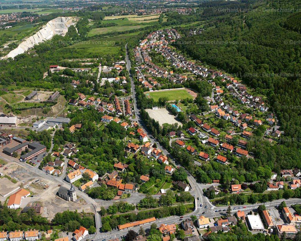 2638435 | OKER 09.06.2006 Wohngebiet - Mischbebauung der Mehr- und Einfamilienhaussiedlung  in Oker im Bundesland Niedersachsen, Deutschland // Residential area - mixed development of a multi-family housing estate and single-family housing estate  in Oker in the state Lower Saxony, Germany Foto: Gerhard Launer