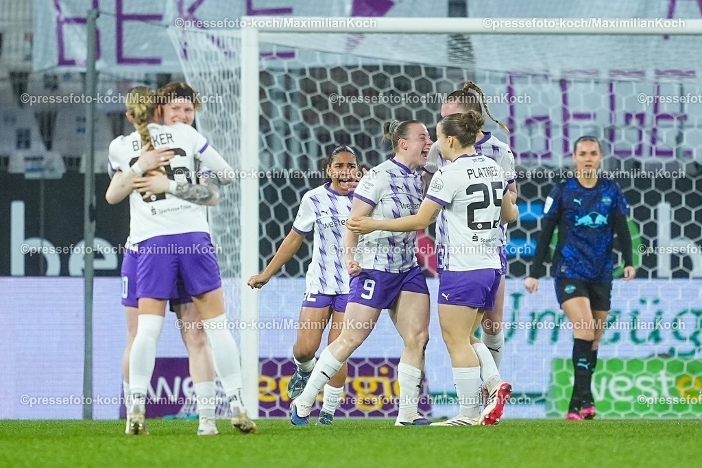 xYDRx22022602004 | 22.02.2026, xydrx, Frauen Fußball, 1.Fußball Bundesliga, SGS Essen - RB Leipzig, Saison 2025 2026, Stadion an der Hafenstraße: Torjubel nach dem Tor zum 1:0 für die SGS Essen durch Torschütze Ramona Maier (SGS Essen #9) zusammen mit Maike Berentzen (SGS Essen #13) und Paulina Platner (SGS Essen #25)    DFB regulations prohibit any use of photographs as image sequences and or quasi-video.Photo: xYannisxDreimannxPressefotoKochx