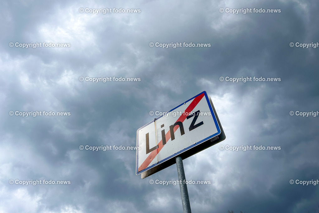 Linz_ Wetter_ Wolken_ 08.04.2025-6 | 08.04.2024, LINZ, AUT, Wetter, im Bild Themenbild, April, Aprilwetter, Wolken, Regenwolken, Himmel, Dunkel, Sturm, Unwetter, Wind, Tafel, Ortstafel, Ortsende, Symbolbild, Feature