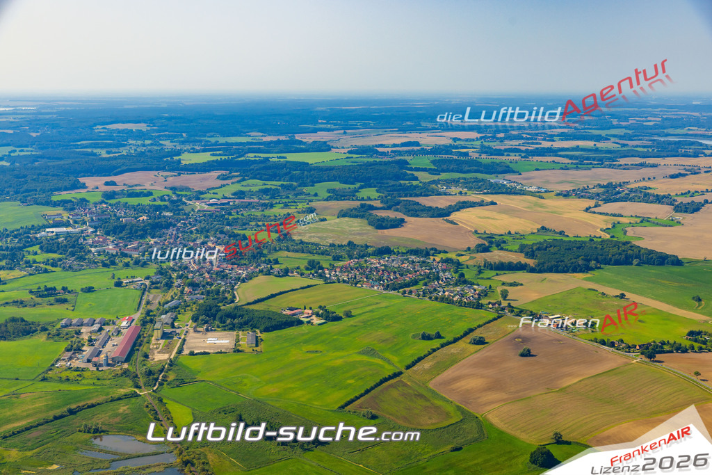Neue Luftbildaufnahme der Stadt Brüel - Das Luftbild wurde 2025 vom UL-Flugzeug heraus erstellt ( keine Drohnenaufnahme ) - Hochauflösende Luftaufnahme - für Wandbilder und großformatige Ausdrucke geeignet. Das besondere Geschenk!Hier alle&nbsp;Infos zur Lizenzierung der LuftaufnahmeWir fliegen auch dieses Jahr wieder in Ihre Region um Luftbilder zu erstellen.- Luftbild anfragen