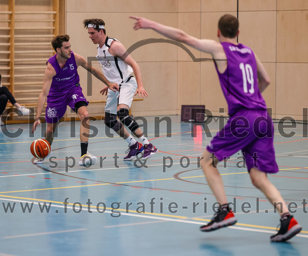 2022-05-01_020_TSV_Vaterstetten_gegen_DJK_Traunstein | Vaterstetten, Deutschland, 01.05.2022:
Basketball, Aufstiegsrunde zur Bayernliga 2021 / 2022, 5. Spieltag, TSV Vaterstetten gegen DJK Traunstein, Endergebnis: 87:79

Maximilian Hoernes (DJK Traunstein, #15), Bastian Heckner (TSV Vaterstetten, #7), A. Schatz (DJK Traunstein, #19)

Foto: Christian Riedel / fotografie-riedel.net