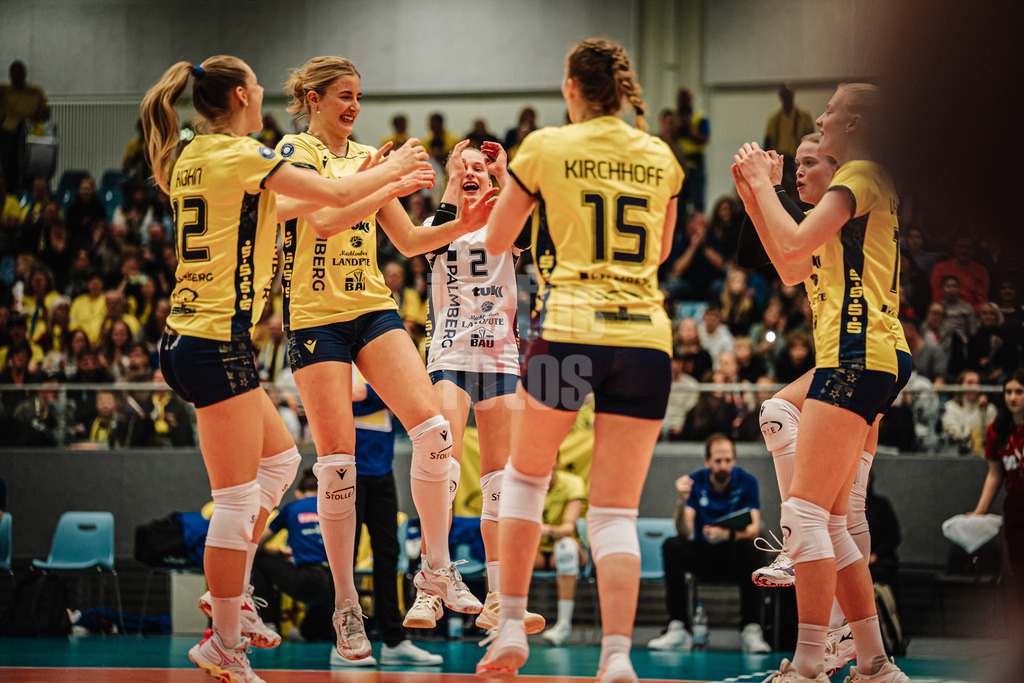 Volleyball | Frauen | Saison 2025/2026 | Volleyball Bundesliga | ETV Hamburger Volksbank Volleys vs. SSC Palmberg Schwerin | 17.01.2026 | Schwerin jubelt, in der Mitte Finnja Frommann (#2, SSC Palmberg Schwerin)