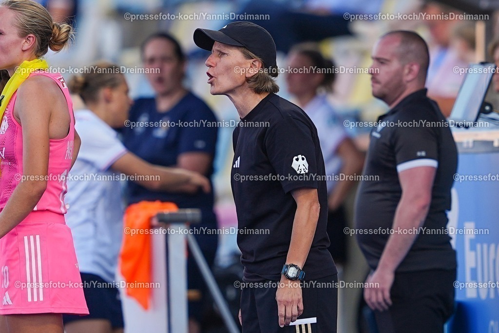 xydrx09082504077 | 09.08.2025, xydrx, Frauen EuroHockey Championship 2025, Gruppenphase, Gruppe a, Deutschland - Frankreich, Sparkassenpark Mönchengladbach: Janneke Schopman (Cheftrainer Deutsche Feldhockey Nationalmannschaft)
