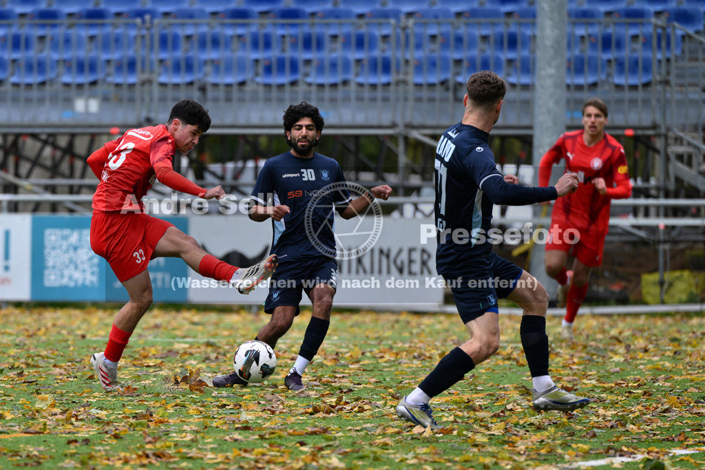 FC Kilia Kiel vs SC Rapid Lübeck | Selim Cetintürk (Kilia #33) vs Deyr Sefer (Rapid #30) &amp; Mario Nagel (Rapid #27) / Fußball-Oberliga Männer 2026/2027 / FC Kilia Kiel vs SC Rapid Lübeck / Kilia Sportplatz / Kiel / 24.10.26 - Realisiert mit Pictrs.com