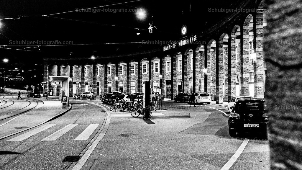 Bahnhof Enge | Die erste Bahnstation Enge wurde 1875 errichtet, mit der Eröffnung der linksufrigen Seebahn der Schweizerischen Nordostbahn (NOB) von Zürich Hauptbahnhof über Thalwil, Pfäffikon SZ und Ziegelbrücke nach Näfels. Das Bahnhofsgebäude stand an der Tunnelstrasse im damaligen Stadtkreis II - Realisiert mit Pictrs.com