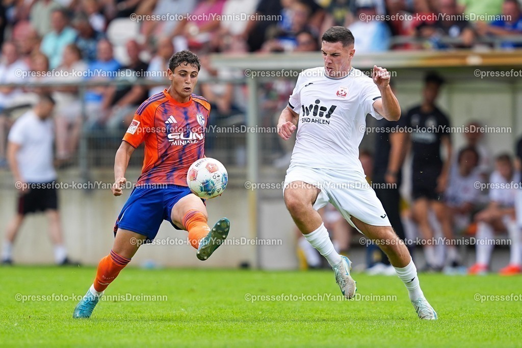 xYDR20072501104 | 20.07.2025, xydrx, Fußball, Rot Weiss Ahlen - FC Schalke 04, Testspiel, Wersestadion: Ayman Emran Gulasi (FC Schalke 04 #34) im Zweikampf gegen Emro Curic (Rot Weiss Ahlen #7)