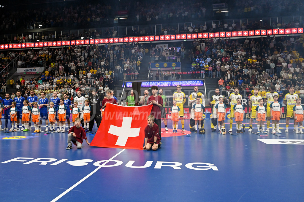 Zug United - HC Rychenberg - 25. April 2026 | Während der Nationalhymne am L-UPL Superfinal-Spiel zwischen Zug United und HC Rychenberg am 25. April 2026 in der BCF Arena, Fribourg, Schweiz.Bild: Sportfotografie Markus Aeschimann | www.markus-aeschimann.ch - Realisiert mit Pictrs.com
