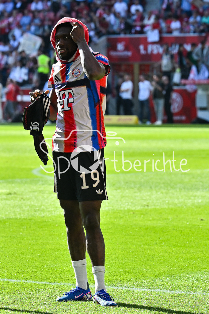 1. FSV Mainz 05 - FC Bayern München | MAINZ, GERMANY - 25. APRIL: die Spieler der Bayern feiern zusammen mit den Fans den Auswärtssieg in Mainz nach dem Bundesligamatch zwischen dem 1. FSV Mainz 05 und dem FC Bayern München am 31. Spieltag in der MEWA Arena / DFL REGULATIONS PROHIBIT ANY USE OF PHOTOGRAPHS AS IMAGE SEQUENCES AND/OR QUASI-VIDEO / Alphonso DAVIES (FC Bayern Munich 19)