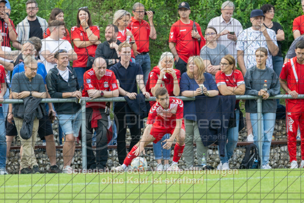 20250616_184743_0278 | #,  TV Eybach (weiß) vs. 1.FC Donzdorf II (rot), Fussball, Entscheidungsspiel 3 in Kreisliga A3 - Bezirk Neckar/Fils, Saison 2024/2025, Rasensportplatz, Staufenecker Str. 41, 73084 Salach, 16.06.2025 - 18:30 Uhr,Foto: PhotoPeet-Sportfotografie/Peter Harich