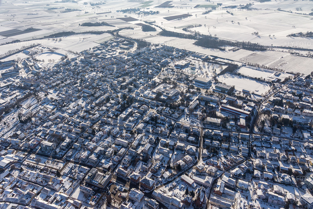 Luftbild: Winterluftbild im Schnee von Bad Bergzabern SO in Bad Bergzabern im Bundesland Rheinland-Pfalz in Deutschland. Foto: IMG_124356.jpg vom 11.02.2021 durch Werner Riehm/FLY-FOTO.de