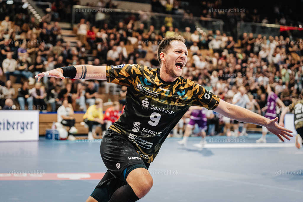 HC Elbflorenz 2006 - TV 05/07 Hüttenberg, 2. Handball-Bundesliga, 6. Spieltag | Im Bild: Julius Dierberg (9, Dresden) jubelt nach dem er ins Tor getroffen hat04.10.2026, HC Elbflorenz 2006 - TV 05/07 Hüttenberg, 2. Handball-Bundesliga, 6. Spieltag, Deutschland, Dresden, BallsportArena Dresden