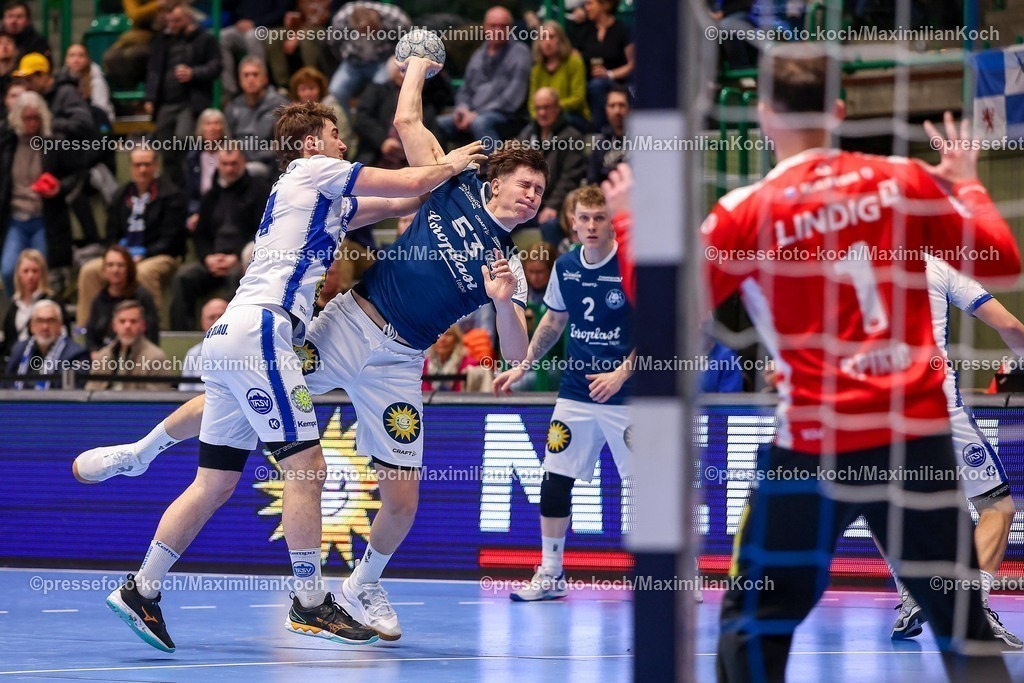 BHC11122501063 | 11.12.2025, Handball, HBL, Bergischer HC - ThSV Eisenach, Unihalle Wuppertal: Soeren Steinhaus (BHC #53) behauptet sich gegen Stephan Seitz (Eisenach #44) und wirft auf das Tor von Torhüter Matija Spikic (Eisenach #01) 