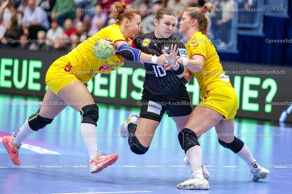 DHB16102501033 | 16.10.2025, Handball, EHF Frauen Länderpiel, EM Qualifikation 2026, Deutschland - Nordmazedonien, Schwalbe-Arena in Gummersbach:  Mareike THOMAIER  (GER #10) im Zweikampf gegen   Katerina DAMJANOSKA (MKD #93) und  Ivana DJATEVSKA (MKD #13) 