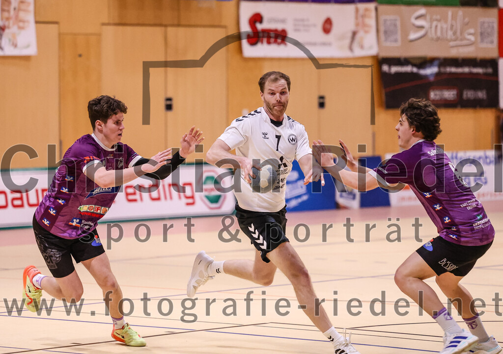 2025-02-15_031_SpVgg_Altenerding_gegen_SVW_Burghausen | Erding, Deutschland, 15.02.2025:Handball, Bezirksoberliga Männer 2024 / 2025, 16. Spieltag, SpVgg Altenerding gegen SVW Burghausen, Endergebnis: 32:31Tim Steininger (SpVgg Altenerding, #10), Martin Gizler (SVW Burghausen, #7), Jabob Köhler (SpVgg Altenerding, #6)Foto: Christian Riedel / fotografie-riedel.net