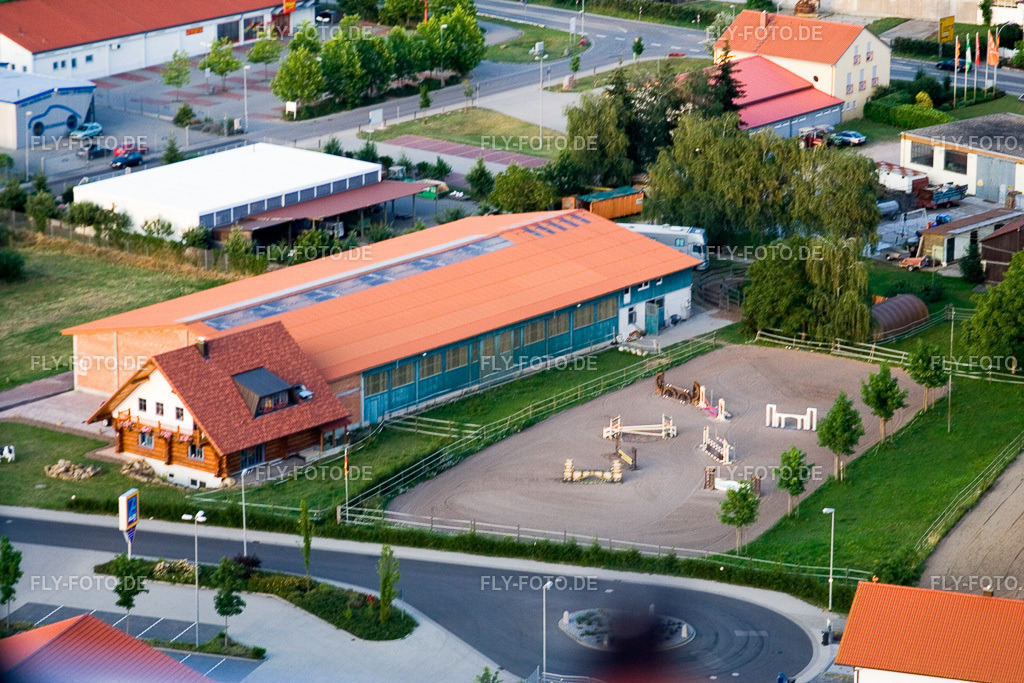 Reitanlage | Luftbild: Reitanlage in Rheinzabern im Bundesland Rheinland-Pfalz in Deutschland. Foto: IMG_3322.jpg vom 04.07.2006 durch Werner Riehm/FLY-FOTO.de - Realisiert mit Pictrs.com