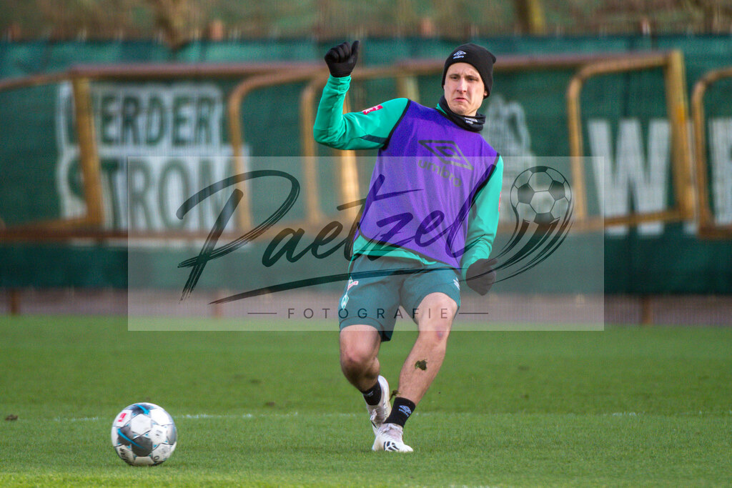 20200218_TRASVW_0022 | Fussball, Herren: Maximilian Eggestein (Werder Bremen) in Aktion, am Ball, Einzelaktion waehrend der Trainingseinheit des SV Werder Bremen auf dem wohninvest Weserstadion Trainingsplatz am 18.02.2020 in Bremen, Deutschland. - Realisiert mit Pictrs.com