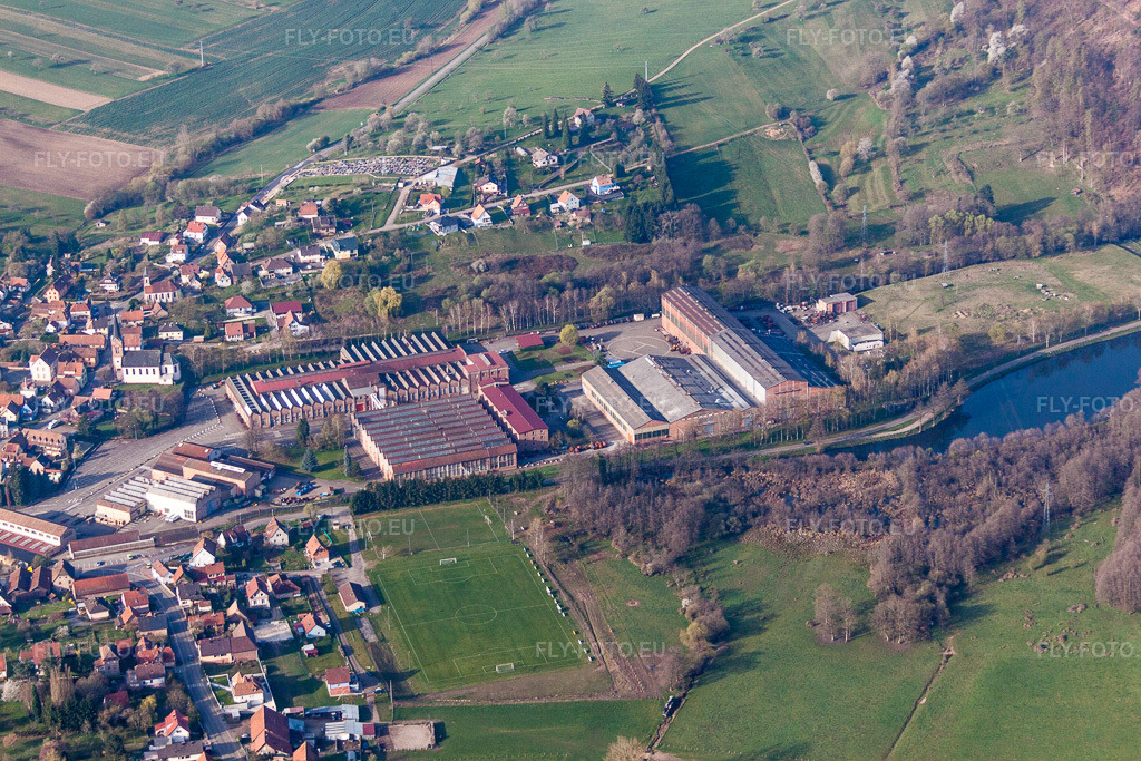 Vue aérienne: Locaux de l'usine De Dietrich Process Systems à Zinswiller dans le département Bas Rhin, France. Photo: IMG_63728.jpg prise le 30/03/2014 par Werner Riehm/FLY-FOTO.euRésolution de l'original: 4752 x 3168 px
