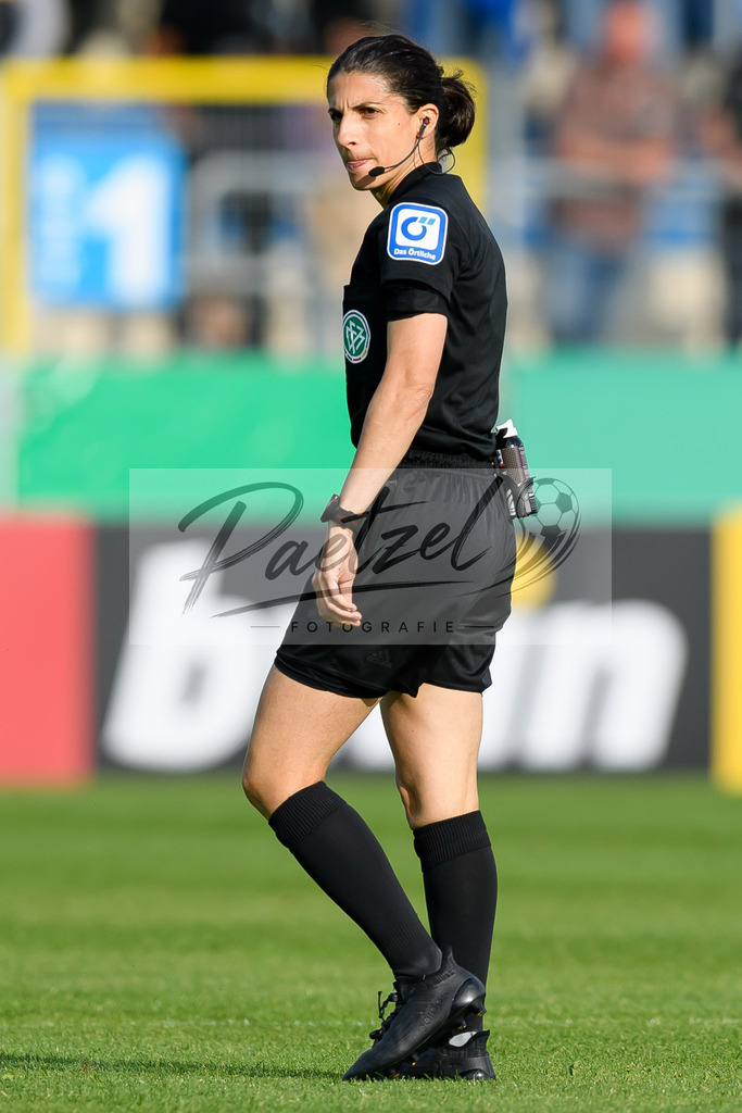 LOTKSC20210809_067 | Fussball, Herren: Schiedsrichterin Riem Hussein schaut beim Spiel der 1. Runde im DFB-Pokal zwischen SF Lotte und Karlsruher SC im Stadion am Lotter Kreuz am 09.08.2021 in Lotte, Deutschland.DFB / DFL REGULATIONS PROHIBIT ANY USE OF PHOTOGRAPHS AS IMAGE SEQUENCES AND/OR QUASI-VIDEO. - Realisiert mit Pictrs.com