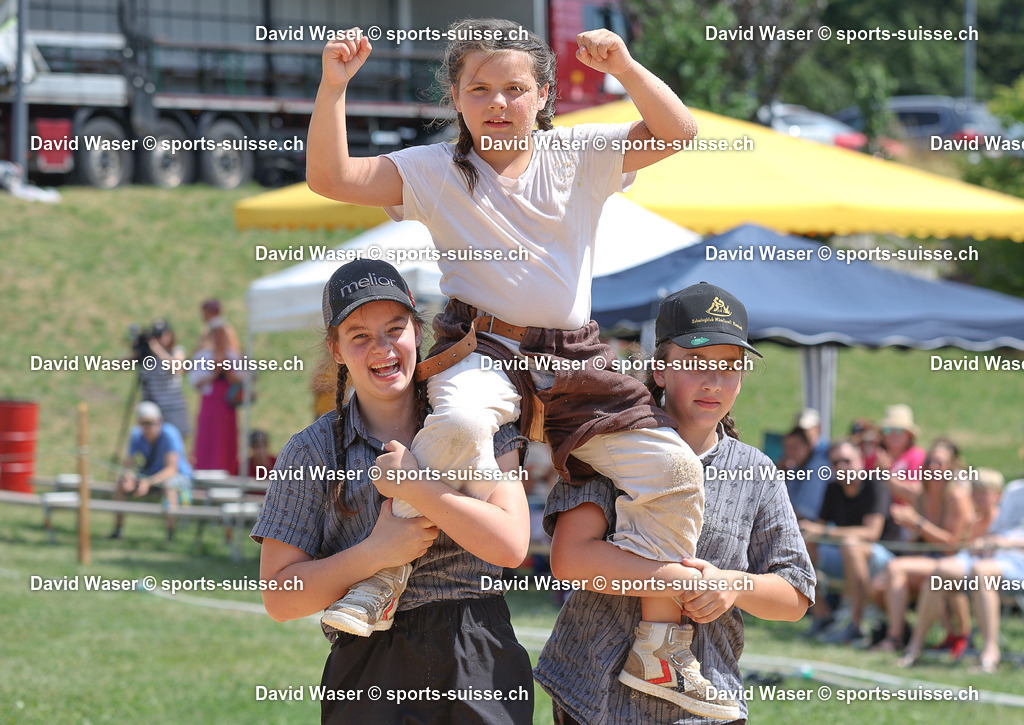 Vainqueur Finale Zwergli Schweizer Elea __ - Bieneck Tarja _ Lutteuses sur La _Commune de Romanel-sur-Lausanne__ _Canton de Vaud__ _Suisse_ Photos Waser David _sports-suisse.ch_ (2) | sports-suisse.ch