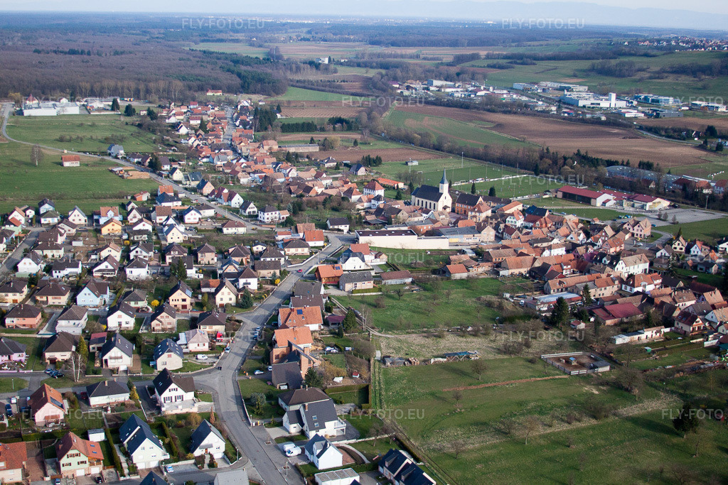 Vue aérienne: Vue de la ville à Pfaffenhoffen dans le département Bas Rhin, France. Photo: IMG_38657.jpg prise le 20/03/2011 par Werner Riehm/FLY-FOTO.eu – Résolution de l'original: 4752 x 3168 px