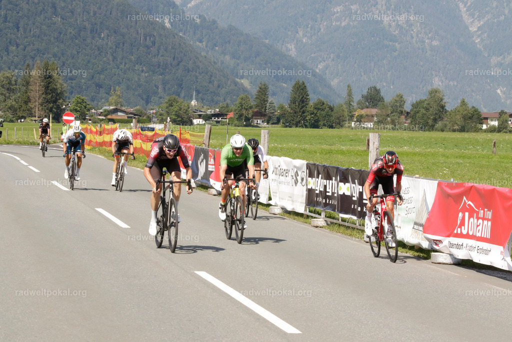 1150_20230817_Bewerb_Maenner_Muehlanger | AUT - OESTERREICH, 2023-08-16: SPORT RENNRAD-FAHREN - 55. INTERNATIONALER RADWELTPOKAL IN ST. JOHANN IN TIROL  - Vintage-Radrennen mit WM-Bronze-Medaillen-Siegerin Christina Schweinberger, den Teilnehmer und Alexander Baumann (vom Orginastions-Team) - TAG 2 BEWERB MAENNER IN SECHS GRUPPEN  ; Foto: Roland Muehlanger