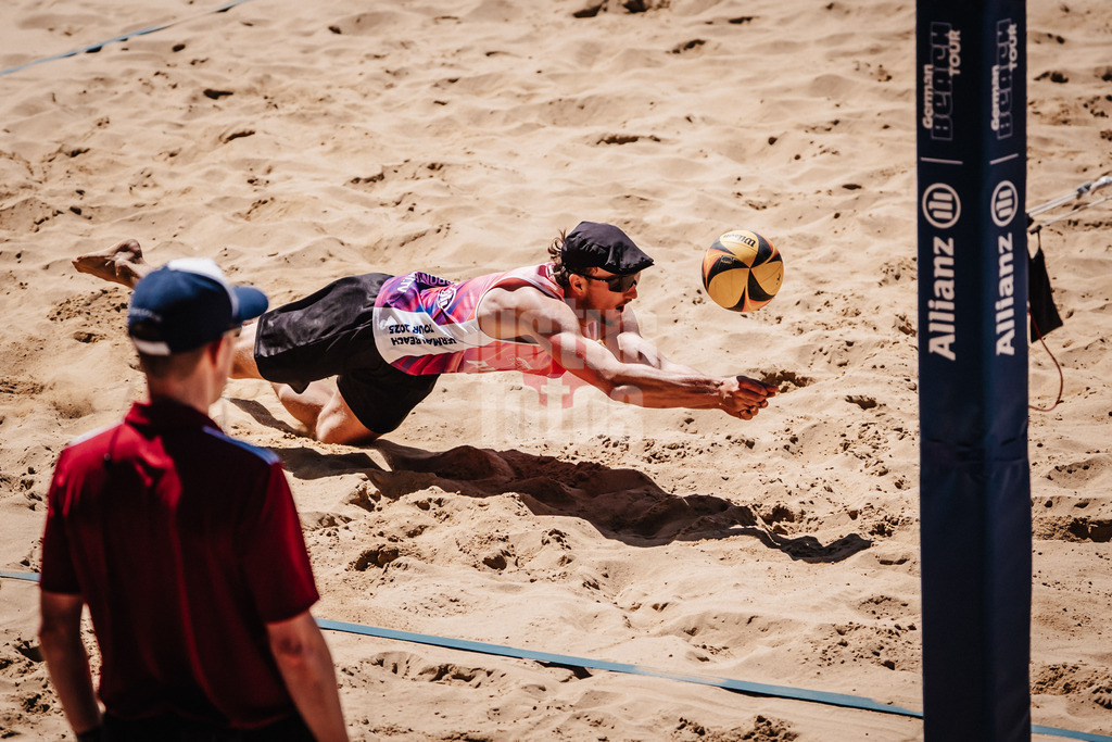 Beachvolleyball | Männer | Allianz German Beach Tour 2025 | Tourstop Düsseldorf | 16.05.2025 | Simon Pfretzschner springt zum Ball