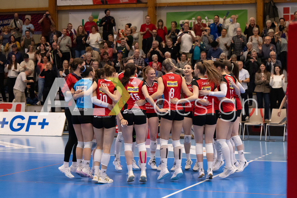 Volleyball I Frauen I Saison 2025-2026 I Volleyball NLA | Women I 1/2 Finals I  VC Kanti Schaffhausen - Sm'Aesch Pfeffingen I 22.03.2026 | Jubel zum Sieg von VC Kanti Schaffhausen - Realisiert mit Pictrs.com