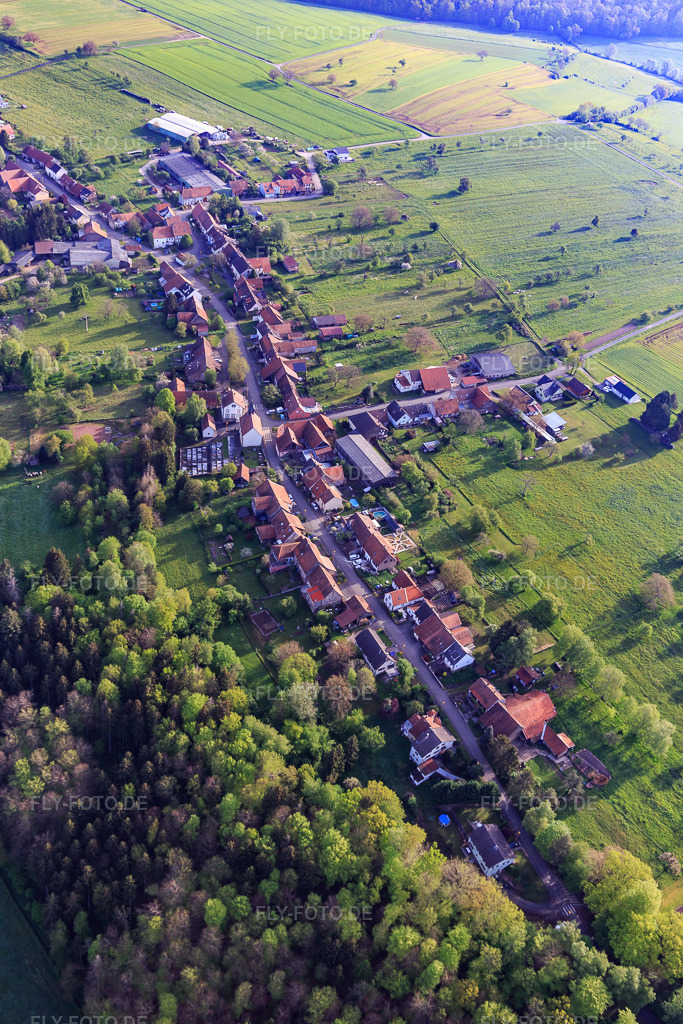 Luftbild: Ortsansicht aus Süden in Ratzwiller im Bundesland Bas-Rhin in Frankreich. – Foto: IMG_140645.jpg vom 01.05.2024 durch Werner Riehm/FLY-FOTO.de – Auflösung des Originals: 3648 x 5472 px