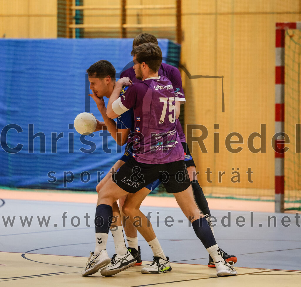 2024-10-13_066_SpVgg_Altenerding_gegen_SSG_Metten | Erding, Deutschland, 13.10.2024:Handball, Bezirksoberliga Männer 2024 / 2025, 4. Spieltag, SpVgg Altenerding gegen SSG Metten, Endergebnis: 40:22Niklas Fleps (SpVgg Altenerding, #17), Patrick Sigl (SSG Metten, #99), Ferdinand Menzel (SpVgg Altenerding, #75)Foto: Christian Riedel / fotografie-riedel.net