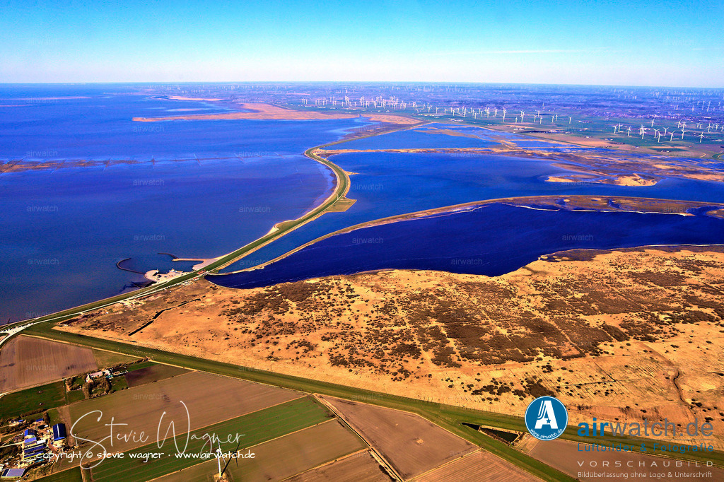 Luftbilder Nordstrand & Beltringharder Koog | Das Holmer Siel ist ein klassisches Siel, also ein verschließbarer Wasserdurchlass in einem Deich, der die Entwässerung des hinter dem Deich liegenden Marschlandes in die Nordsee ermöglicht. Seine Funktion basiert auf dem natürlichen Wechsel von Flut und Ebbe.