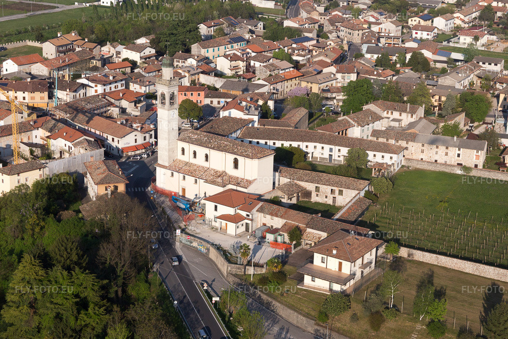 Vue aérienne: Vue de la ville à Dignano dans le département Frioul-Vénétie Julienne, Italie. Photo: IMG_098903.jpg prise le 08/04/2017 par Werner Riehm/FLY-FOTO.eu – Résolution de l'original: 5472 x 3648 px