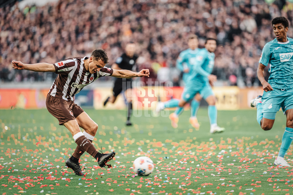 Fußball | Männer | Saison 2025/2026  | Fußball-Bundesliga | 07. Spieltag | FC St. Pauli vs. TSG Hoffenheim | 19.10.2025 | Martijn Kaars (#19, FC St. Pauli) beim Schuss aufs Tor
