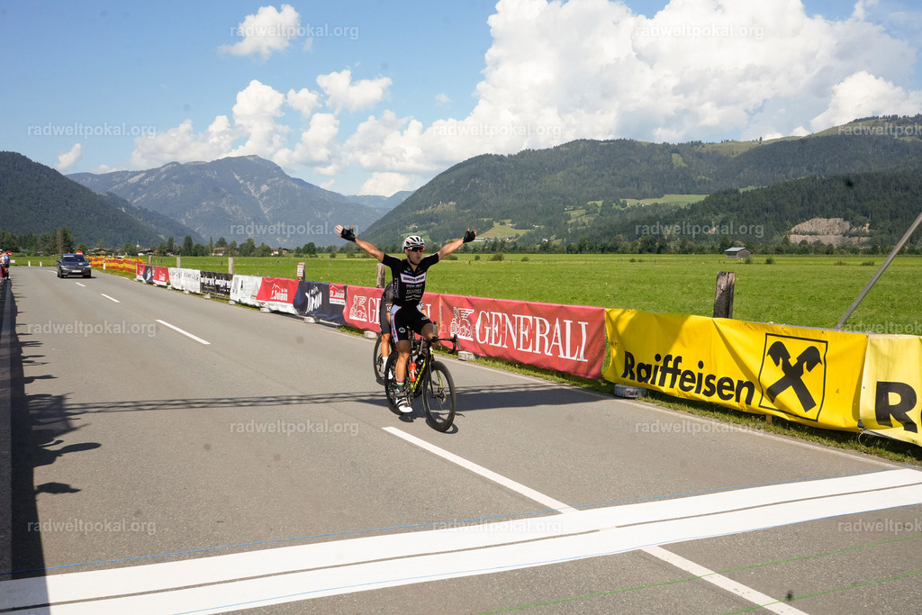 842_20230817_Bewerb_Maenner_Muehlanger | AUT - OESTERREICH, 2023-08-16: SPORT RENNRAD-FAHREN - 55. INTERNATIONALER RADWELTPOKAL IN ST. JOHANN IN TIROL  - Vintage-Radrennen mit WM-Bronze-Medaillen-Siegerin Christina Schweinberger, den Teilnehmer und Alexander Baumann (vom Orginastions-Team) - TAG 2 BEWERB MAENNER IN SECHS GRUPPEN  ; Foto: Roland Muehlanger