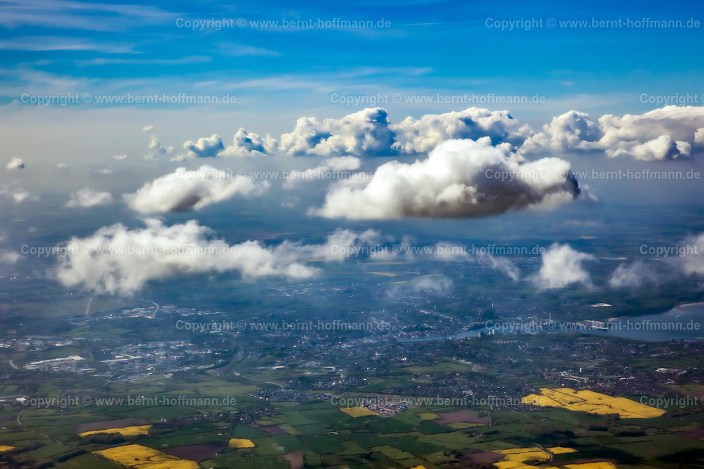 PLB_4732_FL-SE_Raps_90x60 | Die Region Nordangeln, südöstlich von Flensburg. Gelb blühende Rapsfelder unter blau-weißem Himmel mit dicken Plusterwolken ( Cumulus ) und in der Höhe feinen Federwolken ( Cirrus ). Blick nach Westen. - Realisiert mit Pictrs.com
