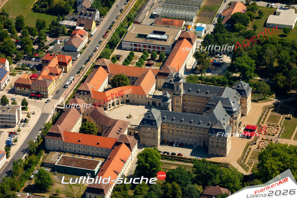 Das Luftbild zeigt : Schloss-Platz Werneck - Die Luftaufnahme wurde 2023 vom UL-Flugzeug aus erstellt ( keine Drohne ) - Hochauflösende Luftaufnahme - Für grossformatige Ausdrucke geeignet. Die Geschenkidee !Mit Lizenz und Bildrechte bestellbar