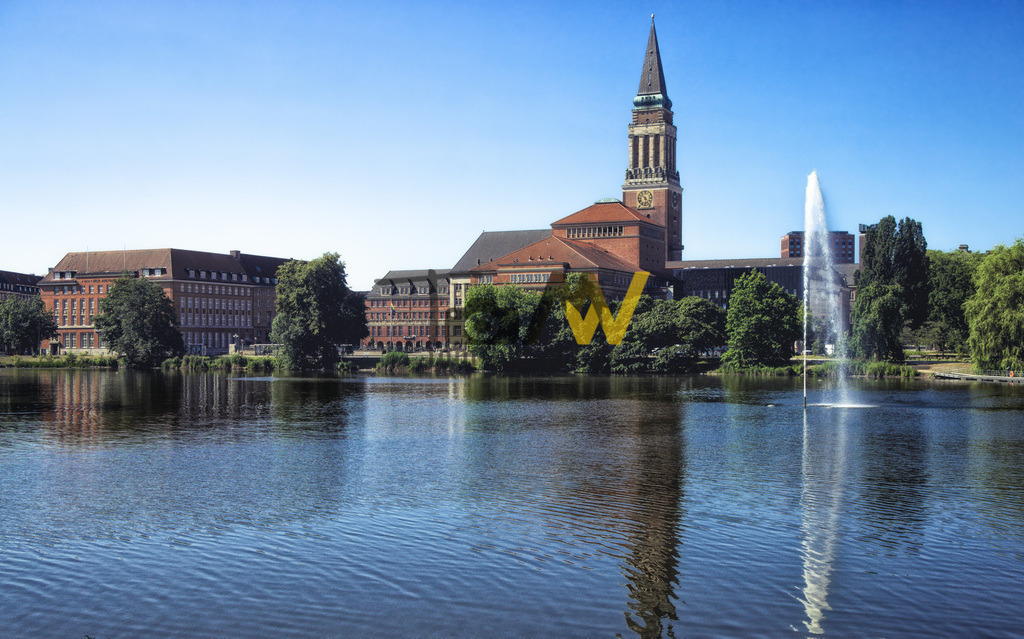 Das Kieler Rathaus mit dem See und seinem Springbrunnen-Kiel | Hochauflösende und hochwertige Bilder und Fotos.Kommerzielle oder private Nutzung ✔ Bilder downloaden✔ Acryl ✔ Leinwand ✔ Poster ✔
 - Realisiert mit Pictrs.com