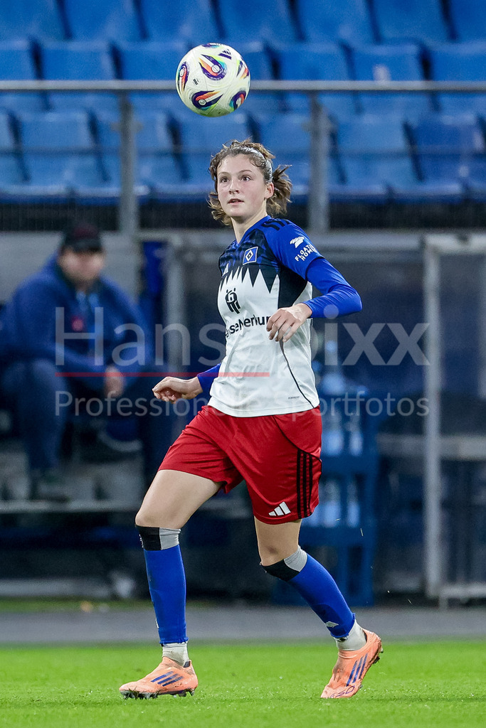 Fussball, Google Pixel Frauen-Bundesliga, Hamburger SV - 1. FC Köln | Lotta Wrede (Hamburger SV, 32) am Ball, Freisteller, Einzelbild, Ganzkörper, Aktion, Action, Spielszene, DIE DFB-RICHTLINIEN UNTERSAGEN JEGLICHE NUTZUNG VON FOTOS ALS SEQUENZBILDER UND/ODER VIDEOÄHNLICHE FOTOSTRECKEN. DFB REGULATIONS PROHIBIT ANY USE OF PHOTOGRAPHS AS IMAGE SEQUENCES AND/OR QUASI-VIDEO.