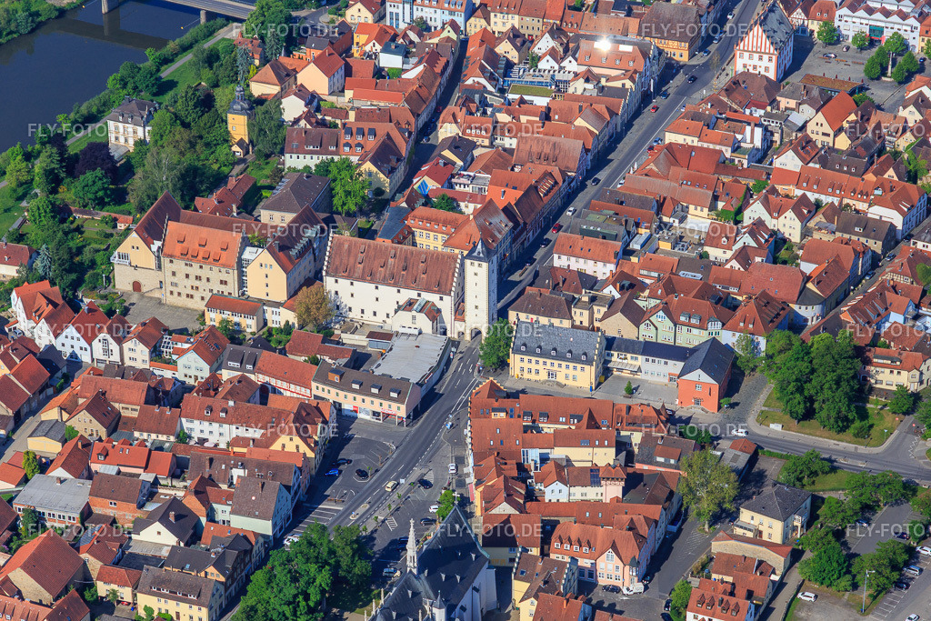 Ob. Vorstadt mit Rathaushalle, Stadthalle Haßfurt,  http://www.kulturamt-hassfurt.de/ https://hassfurt.de/tourismus-freizeit-und-kultur/veranstaltungsorte-und-hallen/stadthalle-hassfurt.html | Luftbild: Ob. Vorstadt mit Rathaushalle, Stadthalle Haßfurt,  http://www.kulturamt-hassfurt.de/ https://hassfurt.de/tourismus-freizeit-und-kultur/veranstaltungsorte-und-hallen/stadthalle-hassfurt.html in Haßfurt im Bundesland Bayern in Deutschland. Foto: IMG_099895.jpg vom 25.05.2017 durch Werner Riehm/FLY-FOTO.de - Realisiert mit Pictrs.com