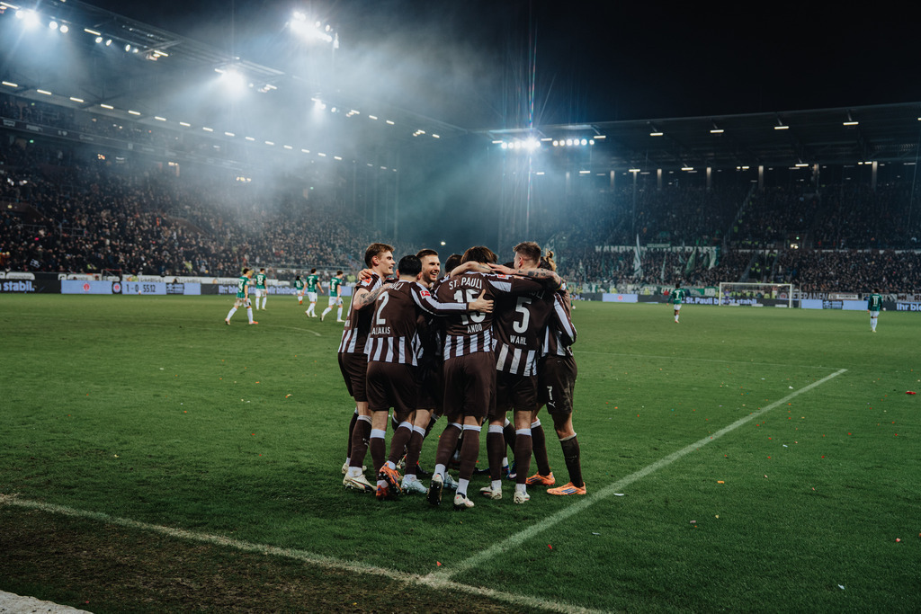 HEV07213 | Der offizielle Shop für FC St. Pauli Fotos. Wähle aus Spielszenen & Fanmomenten dein FCSP Wunschformat. Wir liefern Millerntor-Atmosphäre.
