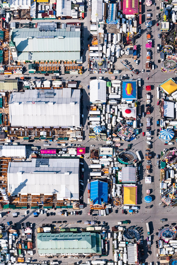 Aufbauarbeiten auf dem Festgelände des Münchener Oktoberfestes auf der Theresienwiese in München im Bundesland Bayern | MüNCHEN 18.09.2018 Aufbauarbeiten auf dem Festgelände des Münchener Oktoberfestes auf der Theresienwiese in München im Bundesland Bayern. Der Aufbau der großen Festzelte der Brauereien des mundartlich Wiesn genannten Volksfestes beginnt zwei Monate vor Eröffnung