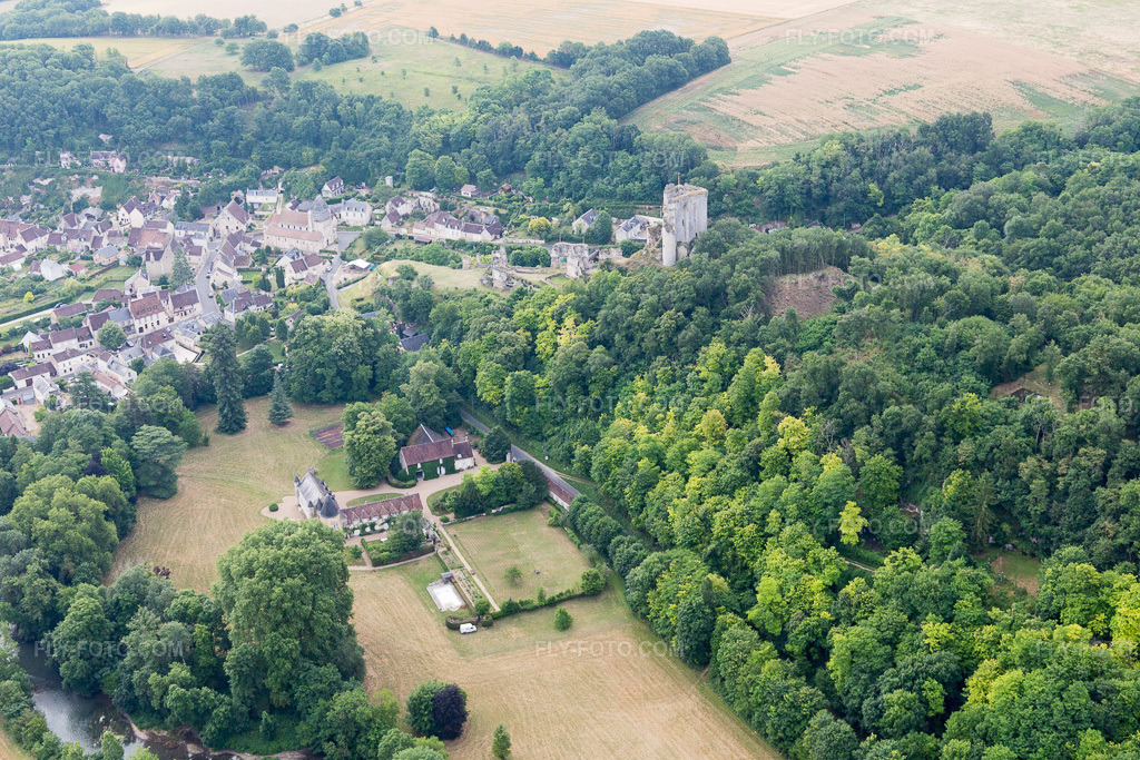 Aerial view: View of the town in Lavardin in the state Loir et Cher, France. – Photo: IMG_101150.jpg taken on 06/24/2017 by Werner Riehm/FLY-FOTO.com – Resolution of the original: 5472 x 3648 px